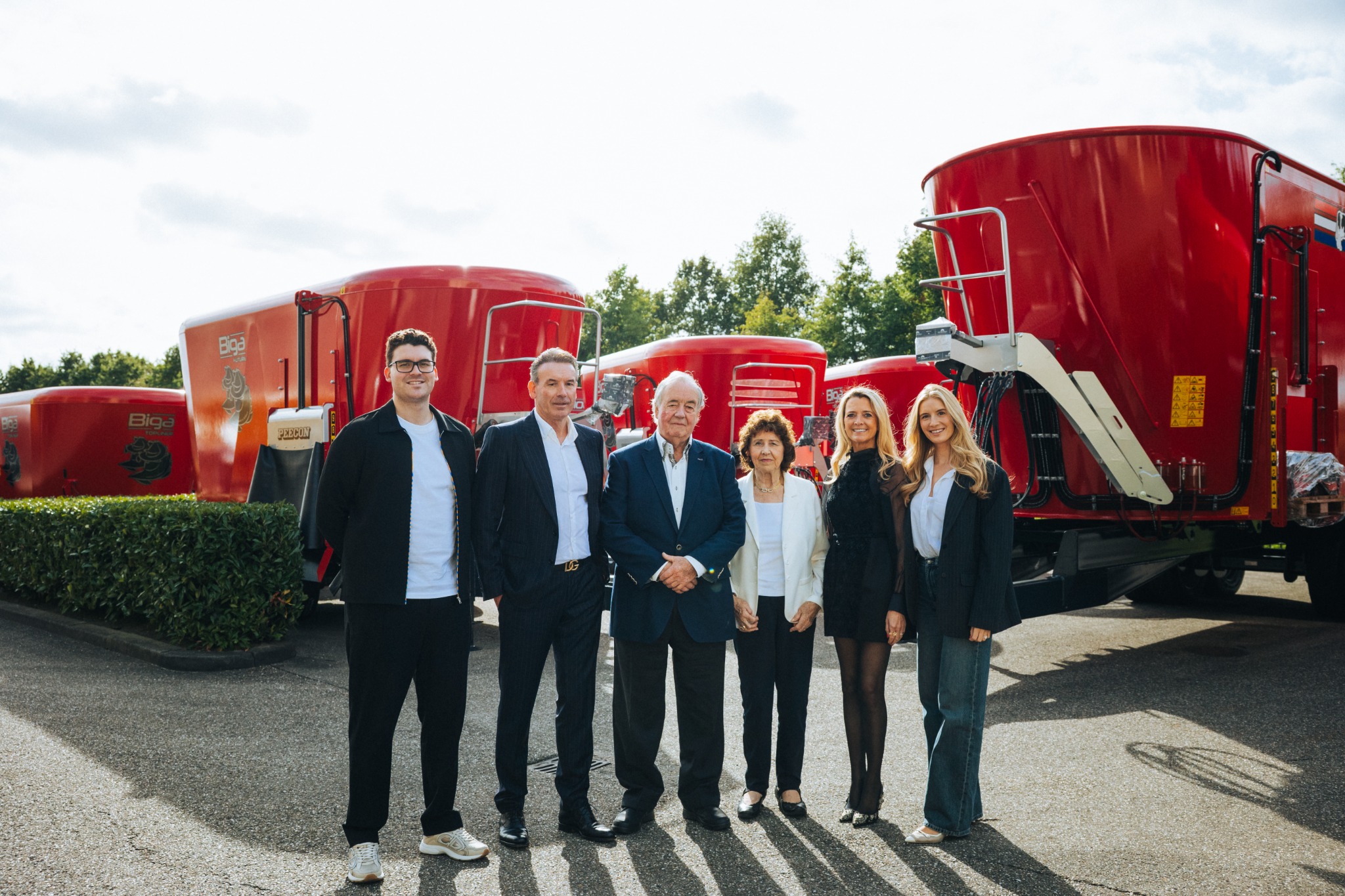 Drie generaties van de familie Peeters bij de Biga voermengwagens